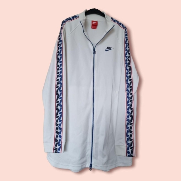 Modern nike cream Longline track jacket Size medium Full zipNavy logo on back - Picture 2 of 3